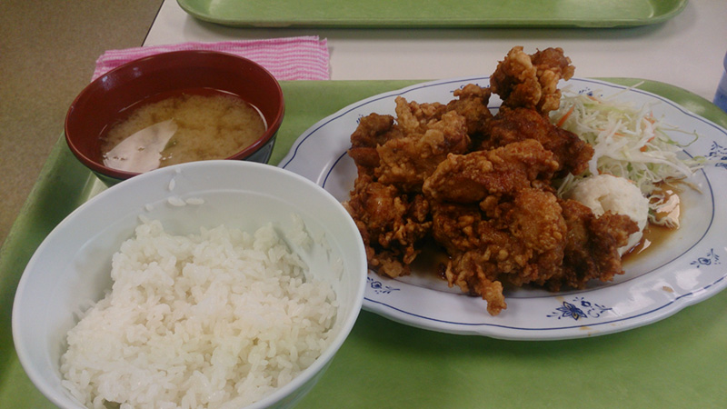 札幌市手稲区役所内にある食堂で「メガザンタレ定食」を食べてみた。